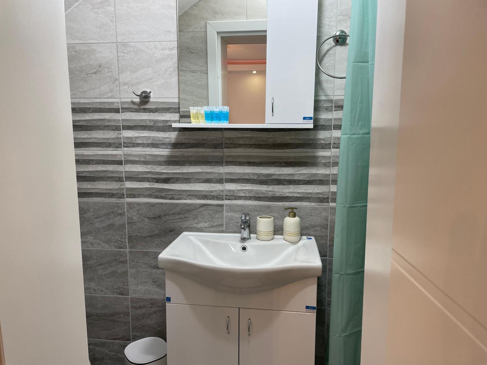 Bora Apartmani - Free Parking - City Center Враня Екстериор снимка